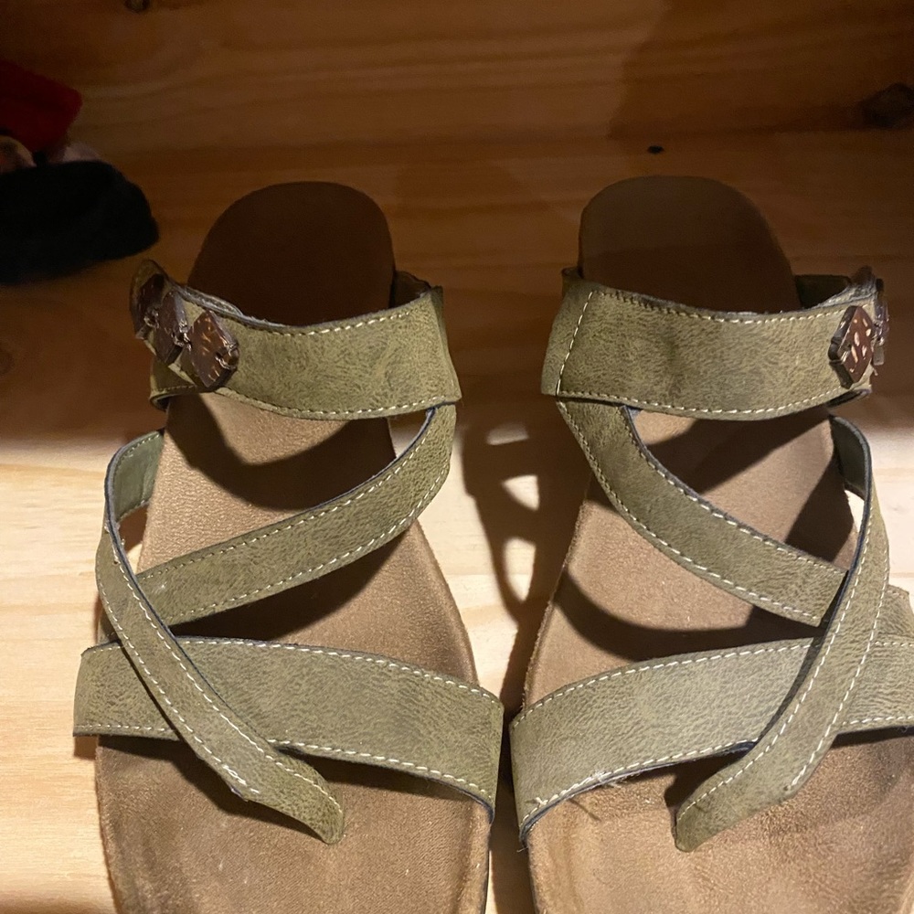 Axxiom women’s sandal size 7m